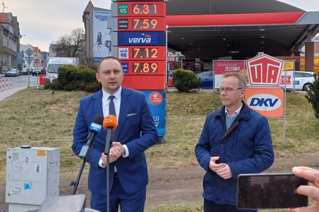 Działacze PiS chcą interwencji rządu ws. rosnących cen paliw. Konferencja Grzegorza Maćkowiaka i Piotra Barczaka (fot. Piotr Bakselerowicz)