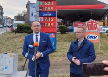 Działacze PiS chcą interwencji rządu ws. rosnących cen paliw. Konferencja Grzegorza Maćkowiaka i Piotra Barczaka (fot. Piotr Bakselerowicz)