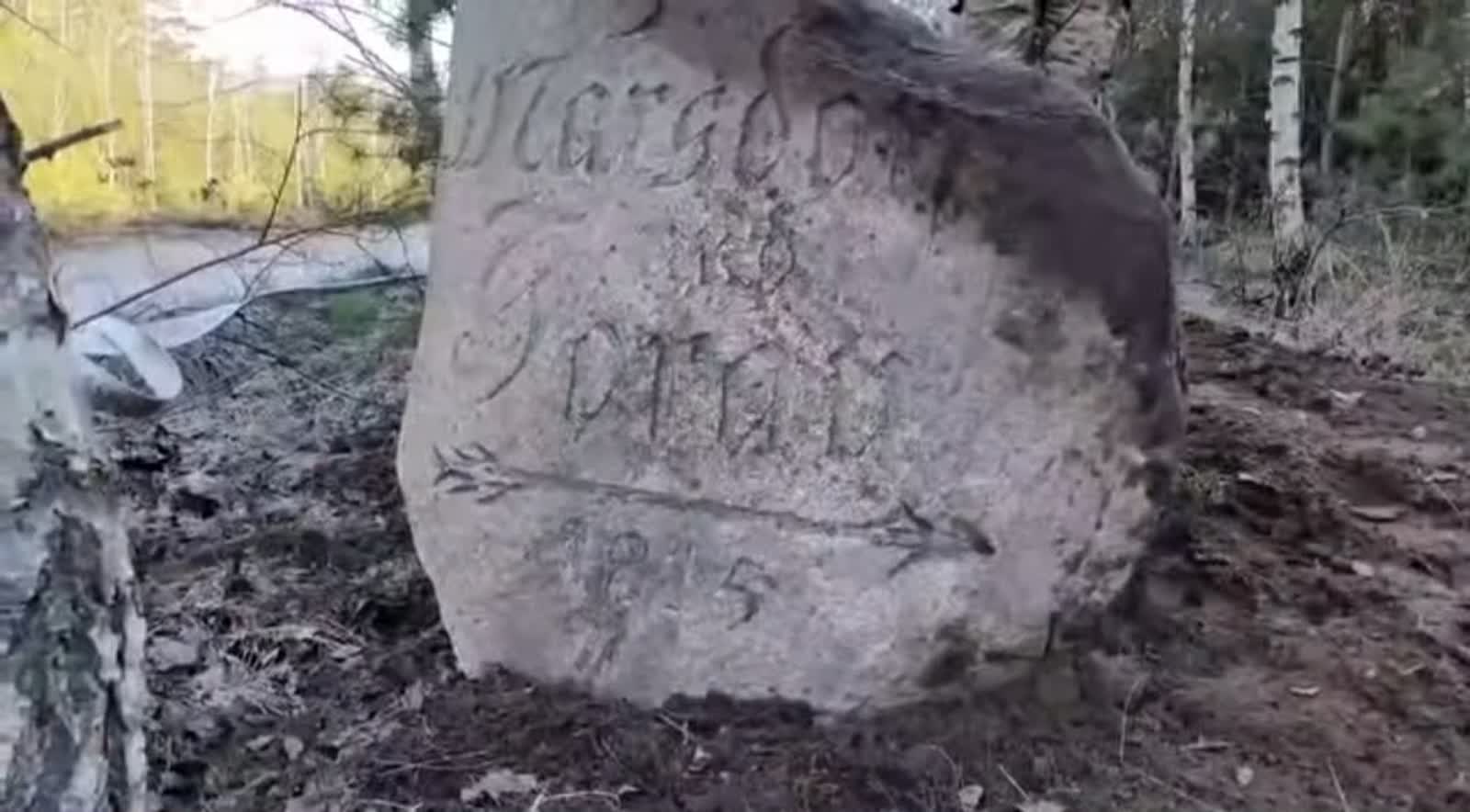 Kamienny drogowskaz odkryty przez żagańskich społeczników