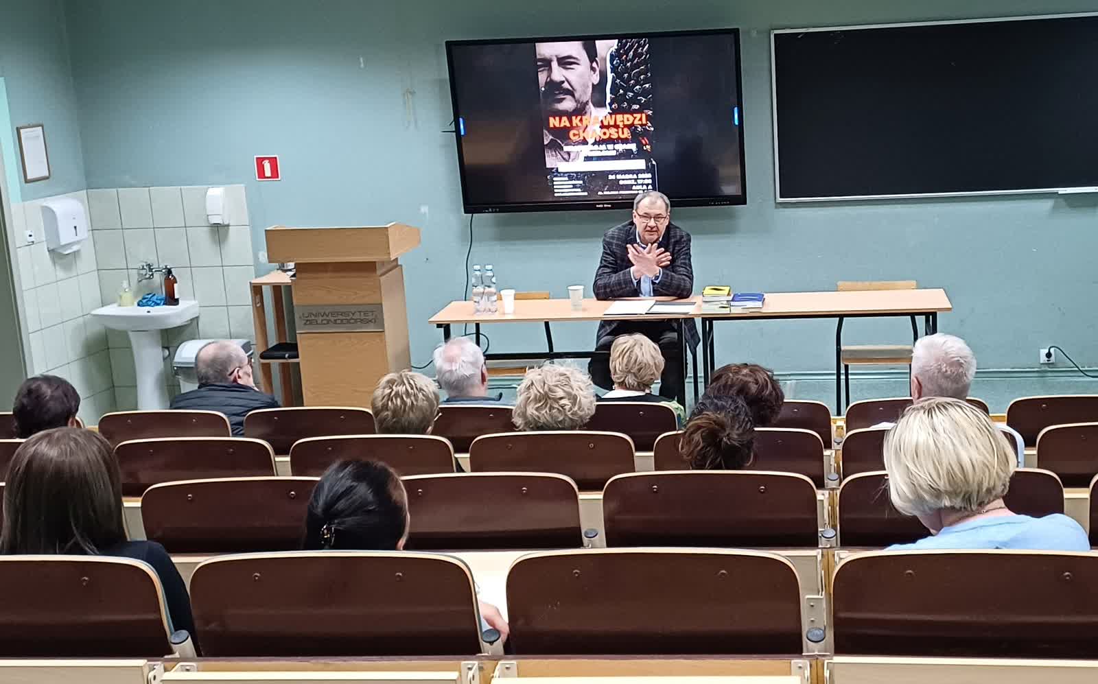 „Na krawędzi chaosu” – z profesorem UZ o stanie demokracji