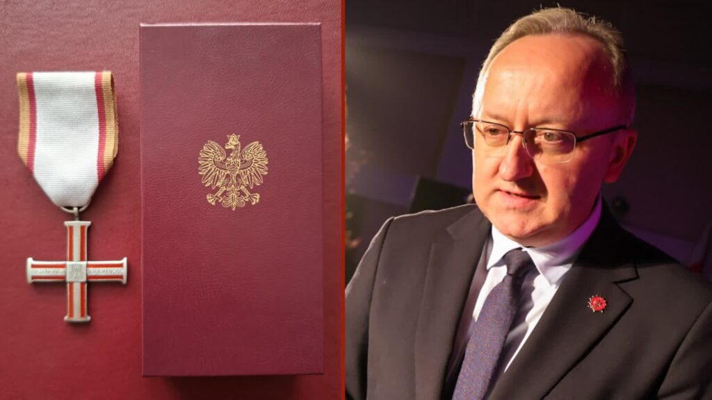 Krzyż Wolności i Solidarności i Karol Polejowski. Fot. Instytut Immunologii i Terapii Doświadczalnej im. Ludwika Hirszfelda PAN/FB i Instytut Pamięci Narodowej/FB