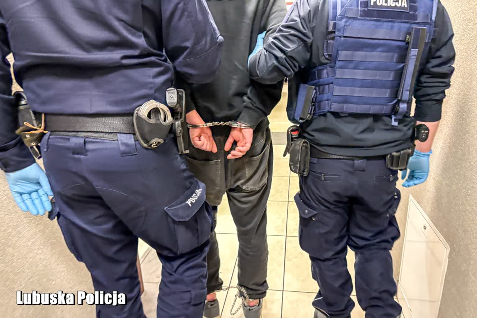 Połamał szlabany kolejowe i odjechał; dostał 2 tys. zł mandatu