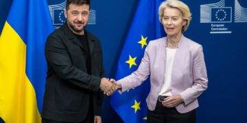 Prezydent Ukrainy Wołodymyr Zełenski i szefowa KE Ursula von der Leyen - zdjęcie archiwalne (fot. PAP/ Wiktor Dąbkowski)