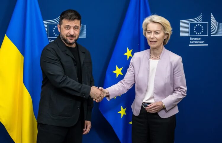 Prezydent Ukrainy Wołodymyr Zełenski i szefowa KE Ursula von der Leyen - zdjęcie archiwalne (fot. PAP/ Wiktor Dąbkowski)