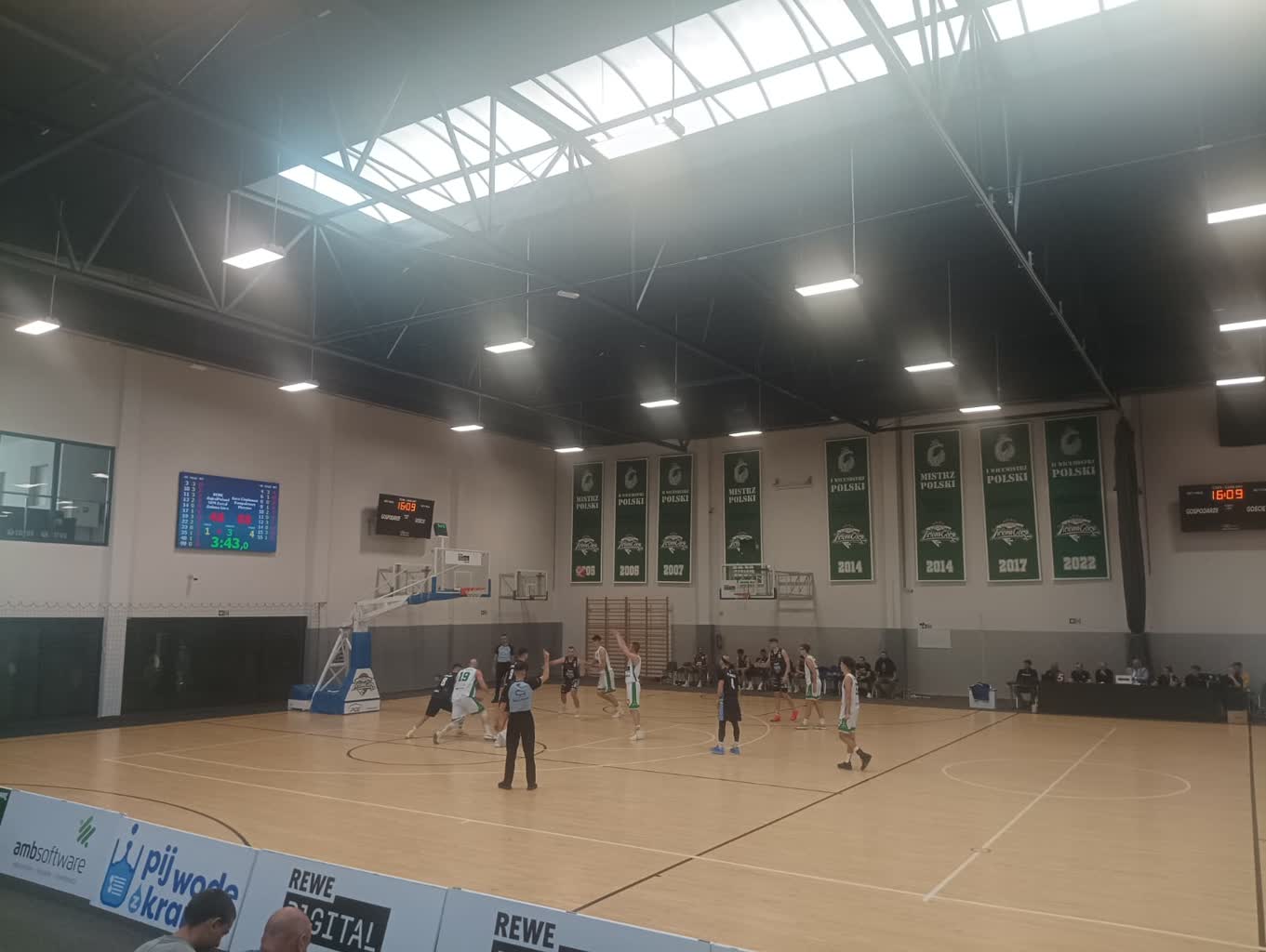 Koszykarze SKM-u przegrali wysoko we własnej hali