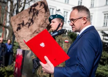 Marek Szymański czyta list od prezydenta RP na obchodach 45. rocznicy Bydgoskiego Marca 1981 roku. Fot. PAP/ Agnieszka Bielecka