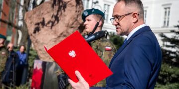 Marek Szymański czyta list od prezydenta RP na obchodach 45. rocznicy Bydgoskiego Marca 1981 roku. Fot. PAP/ Agnieszka Bielecka