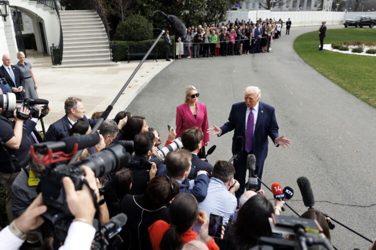 Na zdjęciu prezydent USA Donald Trump (PAP/EPA/WILL OLIVER)