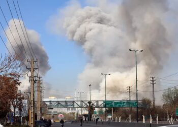 Irańczycy uciekają podczas ataku na Teheran. Fot. PAP/EPA/ABEDIN TAHERKENAREH