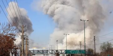 Irańczycy uciekają podczas ataku na Teheran. Fot. PAP/EPA/ABEDIN TAHERKENAREH