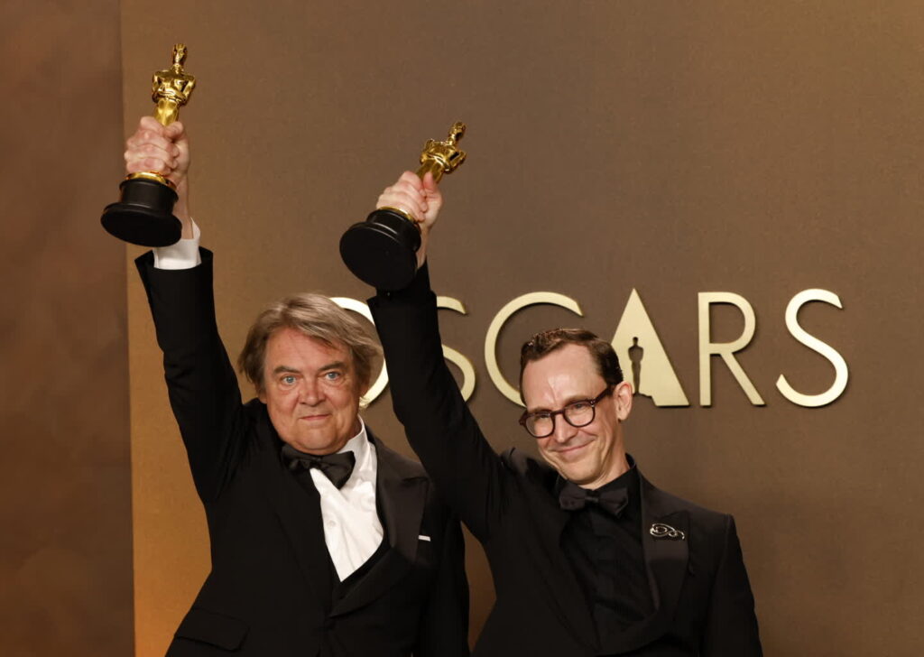 Maciek Szczerbowski (z lewej) i Chris Lavis pozują z nagrodą za najlepszy krótkometrażowy film animowany za film „Dziewczyna, która płakała perły”. Fot. PAP/EPA/JILL CONNELLY