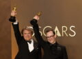 Maciek Szczerbowski (z lewej) i Chris Lavis pozują z nagrodą za najlepszy krótkometrażowy film animowany za film „Dziewczyna, która płakała perły”. Fot. PAP/EPA/JILL CONNELLY