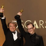 Maciek Szczerbowski (z lewej) i Chris Lavis pozują z nagrodą za najlepszy krótkometrażowy film animowany za film „Dziewczyna, która płakała perły”. Fot. PAP/EPA/JILL CONNELLY