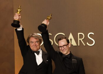 Maciek Szczerbowski (z lewej) i Chris Lavis pozują z nagrodą za najlepszy krótkometrażowy film animowany za film „Dziewczyna, która płakała perły”. Fot. PAP/EPA/JILL CONNELLY