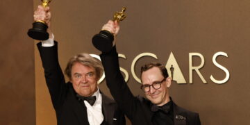 Maciek Szczerbowski (z lewej) i Chris Lavis pozują z nagrodą za najlepszy krótkometrażowy film animowany za film „Dziewczyna, która płakała perły”. Fot. PAP/EPA/JILL CONNELLY