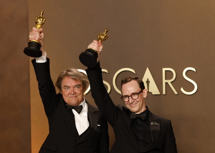 Maciek Szczerbowski (z lewej) i Chris Lavis pozują z nagrodą za najlepszy krótkometrażowy film animowany za film „Dziewczyna, która płakała perły”. Fot. PAP/EPA/JILL CONNELLY