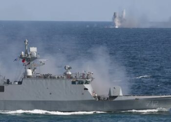 Południowokoreański okręt wojenny, fot. PAP/EPA/YONHAP/YNA