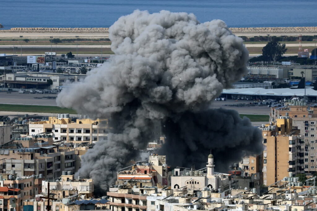 Wybuch w Bejrucie po ataku rakietowym (PAP/EPA/WAEL HAMZEH)