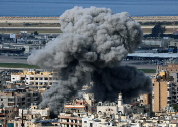 Wybuch w Bejrucie po ataku rakietowym (PAP/EPA/WAEL HAMZEH)