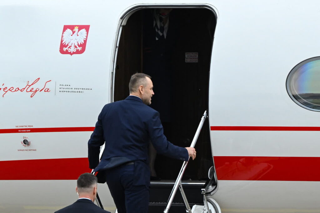 Karol Nawrocki wsiadający do prezydenckiego samolotu (PAP/Adam Warżawa)