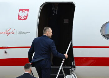 Karol Nawrocki wsiadający do prezydenckiego samolotu (PAP/Adam Warżawa)