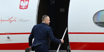 Karol Nawrocki wsiadający do prezydenckiego samolotu (PAP/Adam Warżawa)