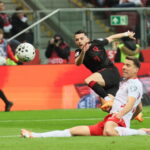 Albańczyk Arber Hoxha (2P) strzela gola podczas barażowego meczu półfinałowego o awans do piłkarskich mistrzostw świata z Polską. Fot. PAP/Leszek Szymański