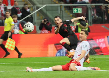 Albańczyk Arber Hoxha (2P) strzela gola podczas barażowego meczu półfinałowego o awans do piłkarskich mistrzostw świata z Polską. Fot. PAP/Leszek Szymański