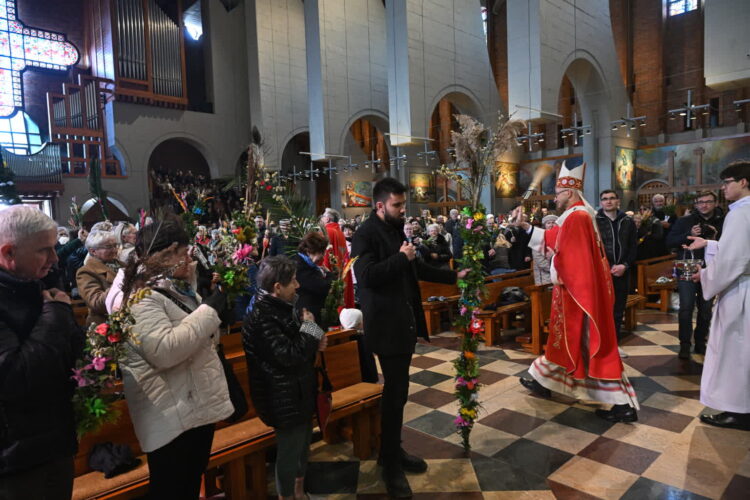WARSZAWA MSZA ŚWIĘTA W NIEDZIELĘ PALMOWĄ. Fot. PAP/Radek Pietruszka