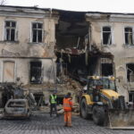 Atak drona na osiedle mieszkaniowe w Odessie na Ukrainie. Fot. PAP/EPA/IGOR MASLOV