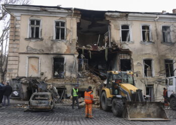 Atak drona na osiedle mieszkaniowe w Odessie na Ukrainie. Fot. PAP/EPA/IGOR MASLOV