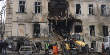 Atak drona na osiedle mieszkaniowe w Odessie na Ukrainie. Fot. PAP/EPA/IGOR MASLOV