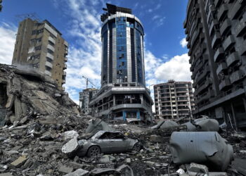 Zniszczony budynek po izraelskim nalocie na dzielnicę Chiyah w Bejrucie. PAP/EPA/WAEL HAMZEH