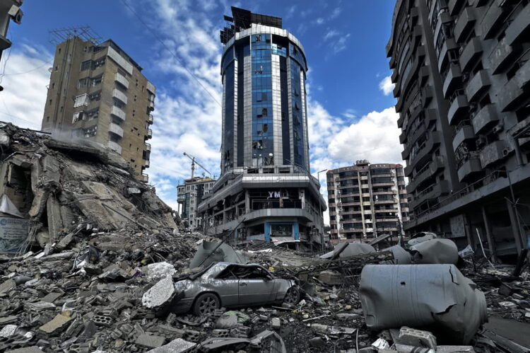 Zniszczony budynek po izraelskim nalocie na dzielnicę Chiyah w Bejrucie. PAP/EPA/WAEL HAMZEH