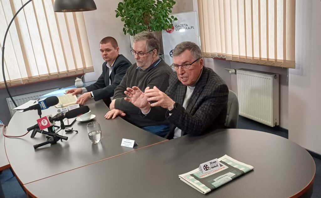 Konferencja prasowa w "Gazecie Lubuskiej". Od lewej wicedyrektor biblioteki wojewódzkiej Przemysław Bartkowiak, regionalista Tomasz Czyżniewski i historyk Czesław Osękowski (fot. Piotr Bakselerowicz)