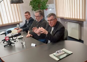 Konferencja prasowa w "Gazecie Lubuskiej". Od lewej wicedyrektor biblioteki wojewódzkiej Przemysław Bartkowiak, regionalista Tomasz Czyżniewski i historyk Czesław Osękowski (fot. Piotr Bakselerowicz)