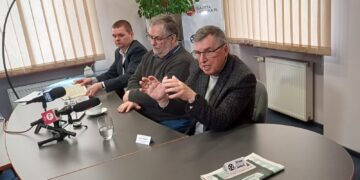 Konferencja prasowa w "Gazecie Lubuskiej". Od lewej wicedyrektor biblioteki wojewódzkiej Przemysław Bartkowiak, regionalista Tomasz Czyżniewski i historyk Czesław Osękowski (fot. Piotr Bakselerowicz)