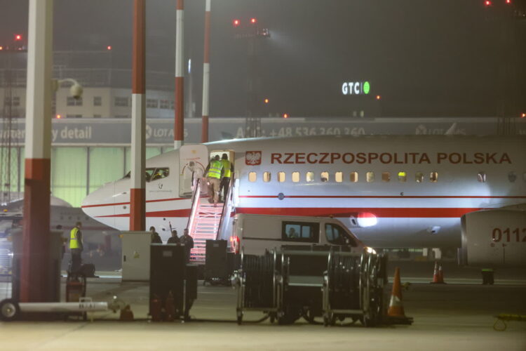 WARSZAWA PRZYLOT EWAKUOWANYCH Z BLISKIEGO WSCHODU. Fot. PAP/Leszek Szymański