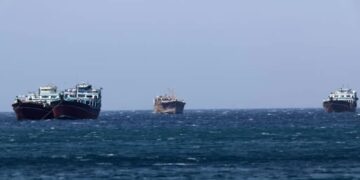 Statki w cieśninie Ormuz (zdjęcie ilustracyjne). Fot. EPA/ALI HAIDER