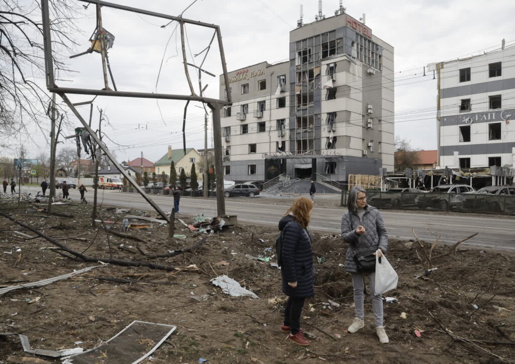 Rosyjski atak na dzielnicę mieszkalną w Kijowie 16 kwietnia 2026r. Fot. PAP/EPA/SERGEY DOLZHENKO