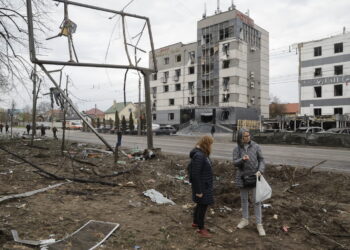 Rosyjski atak na dzielnicę mieszkalną w Kijowie 16 kwietnia 2026r. Fot. PAP/EPA/SERGEY DOLZHENKO