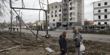 Rosyjski atak na dzielnicę mieszkalną w Kijowie 16 kwietnia 2026r. Fot. PAP/EPA/SERGEY DOLZHENKO
