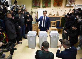 Peter Maqyar przy urnie wyborczej (PAP/EPA/Robert Hegedus)