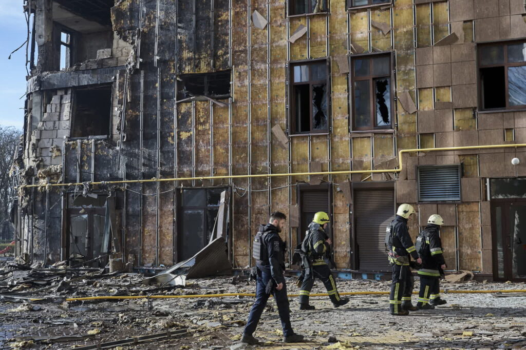 Ukraińscy ratownicy pracują na miejscu ataku rosyjskiego drona na budynek mieszkalny w Charkowie. Fot. PAP/EPA/SERGEY KOZLOV