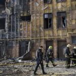 Ukraińscy ratownicy pracują na miejscu ataku rosyjskiego drona na budynek mieszkalny w Charkowie. Fot. PAP/EPA/SERGEY KOZLOV