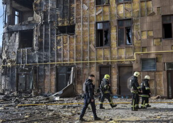 Ukraińscy ratownicy pracują na miejscu ataku rosyjskiego drona na budynek mieszkalny w Charkowie. Fot. PAP/EPA/SERGEY KOZLOV