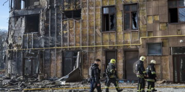 Ukraińscy ratownicy pracują na miejscu ataku rosyjskiego drona na budynek mieszkalny w Charkowie. Fot. PAP/EPA/SERGEY KOZLOV