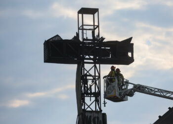 Krzyż przed kościołem parafialnym św. Maksymiliana Marii Kolbego przy ulicy Rzymowskiego w Warszawie. Fot. PAP/Leszek Szymański