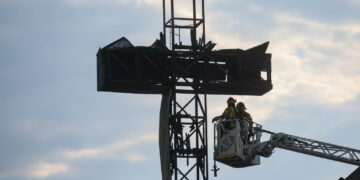 Krzyż przed kościołem parafialnym św. Maksymiliana Marii Kolbego przy ulicy Rzymowskiego w Warszawie. Fot. PAP/Leszek Szymański