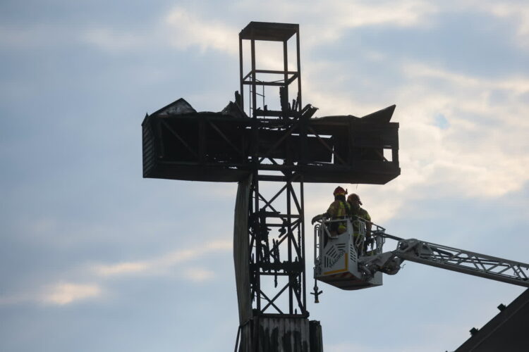 Krzyż przed kościołem parafialnym św. Maksymiliana Marii Kolbego przy ulicy Rzymowskiego w Warszawie. Fot. PAP/Leszek Szymański